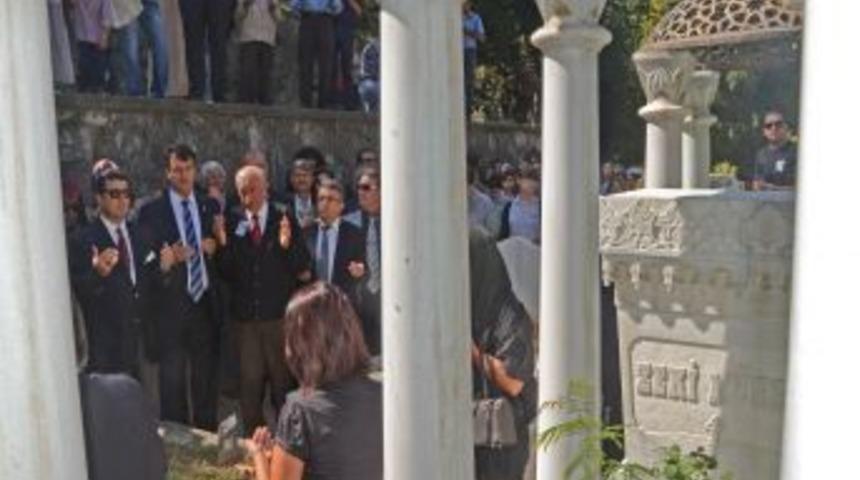 Zeki M&uuml;ren Mezarı Başında Anıldı