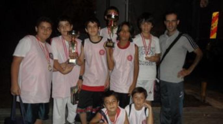 Emine Nakıboğlu, Sokak Basketbolunda 2 Kupa Kazandı