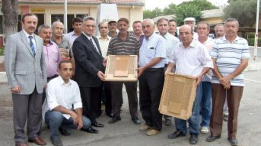 Arı &Uuml;reticilerine 2 Bin 400 Ahşap Kovan Altlığı Verildi