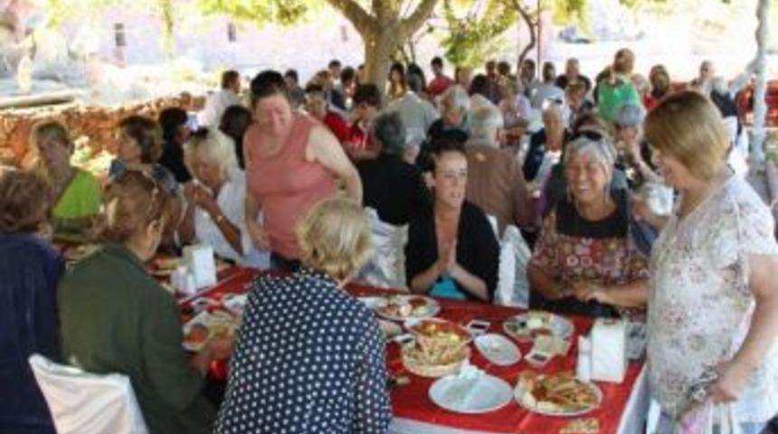 Burhaniye&rsquo;de Burs Alan &Ouml;ğrenciler Kahvaltıda Buluştular