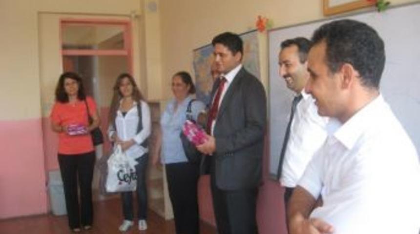 Aliağa Mhp İl&ccedil;e Teşkilat Başkanı Serkan Acar Okulları Gezdi