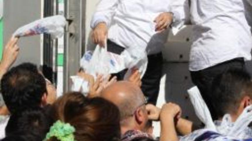 Bursa'da Bedava Hamsi İzdihamı