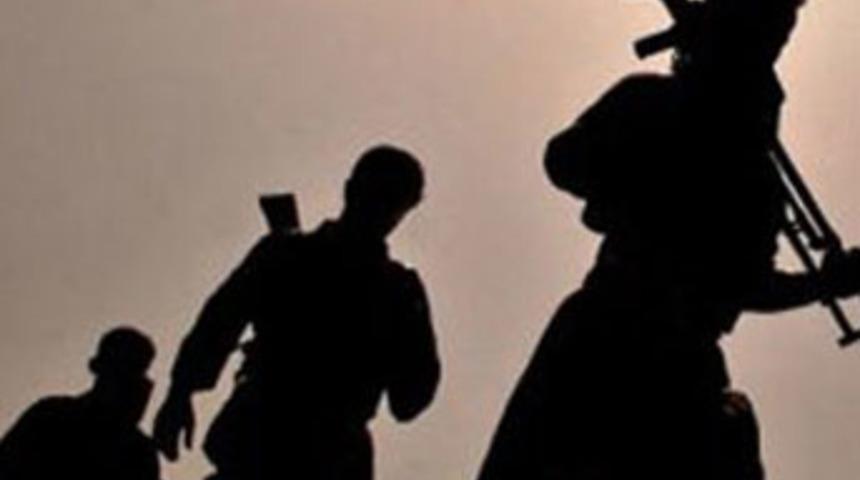 PKK karakola erzak g&ouml;t&uuml;ren kamyoneti yaktı