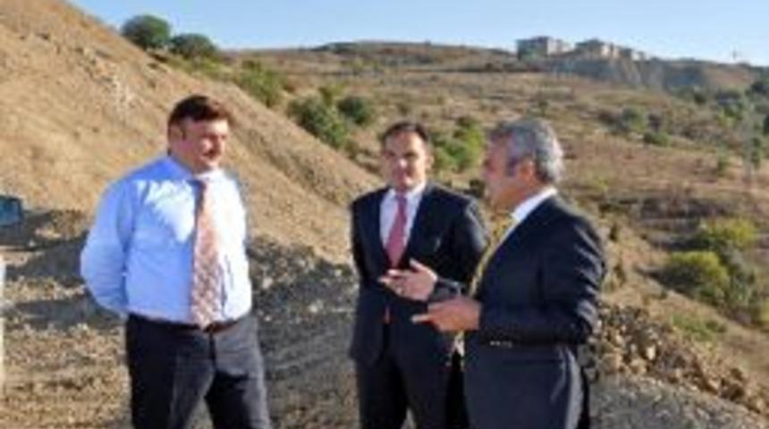 Genel Sekreter Eski Rekt&ouml;r Uysal&rsquo;ı Ziyaret Etti