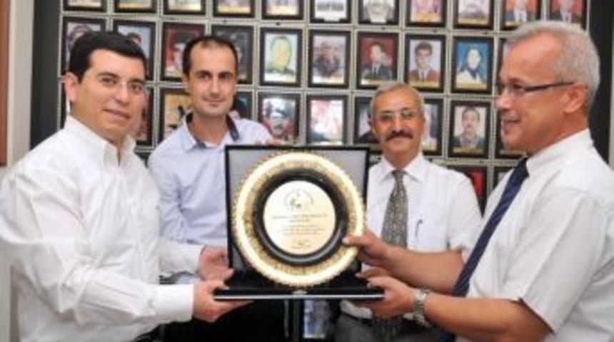 Başkan T&uuml;t&uuml;nc&uuml;&rsquo;ye Plaket