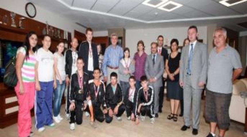 Engelsiz Kula&ccedil;lar Başkanla Kucaklaştı