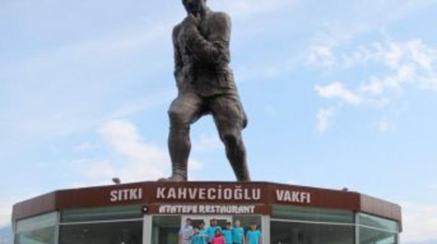 Menderesli &Ouml;ğrenciler, Dev Atat&uuml;rk Anıtını Ziyaret Etti