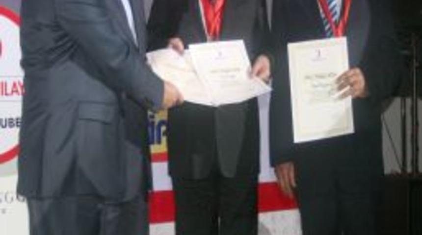 Kızılay, Kan Bağışlayanlara Teşekk&uuml;r Plaketi Verdi