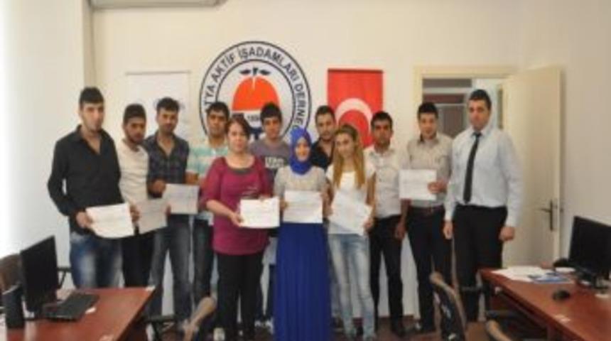 Bilgisayarlı Muhasebe Kursuna Katılanlar Sertifikalarını Aldı