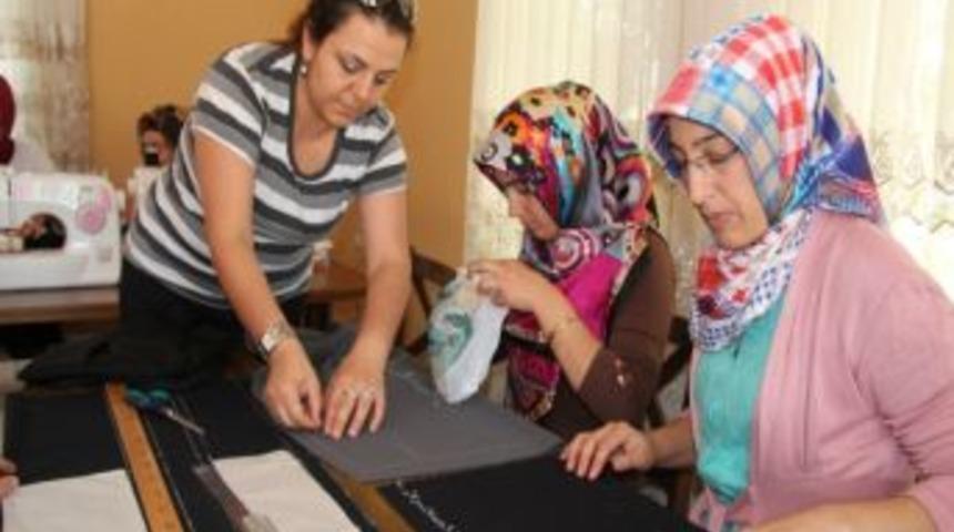 Cevher Dudayev Kadın Eğitim Merkezi&rsquo;nde İki Ayrı Kurs D&uuml;zenlendi