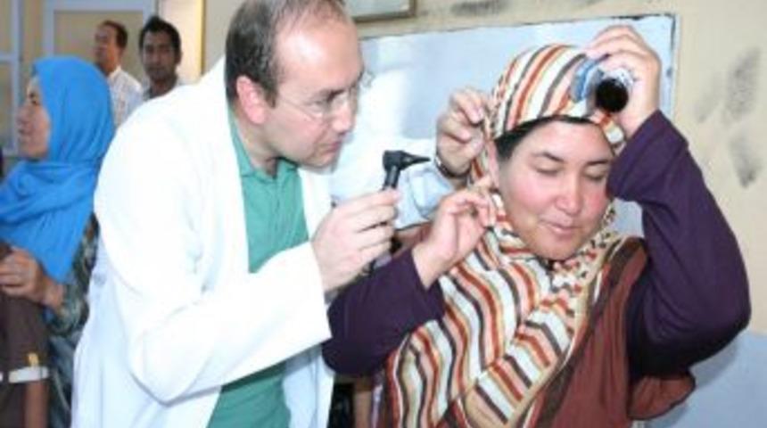 G&ouml;n&uuml;ll&uuml; Doktorlar, Afgan M&uuml;ltecileri Sağlık Taramasından Ge&ccedil;irdi