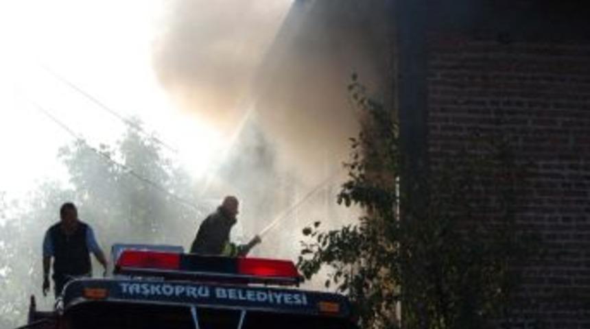 Taşk&ouml;pr&uuml;&rsquo;de Yangın Paniği
