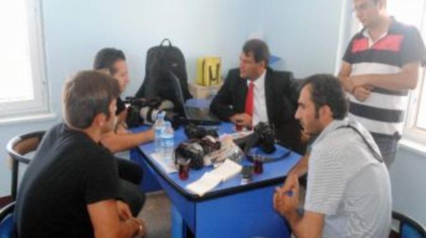 Başkan Ayhan Gazetecileri Yalnız Bırakmıyor