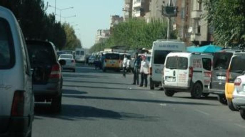 Diyarbakır Caddeleri Ara&ccedil; Trafiğini Kaldıramıyor