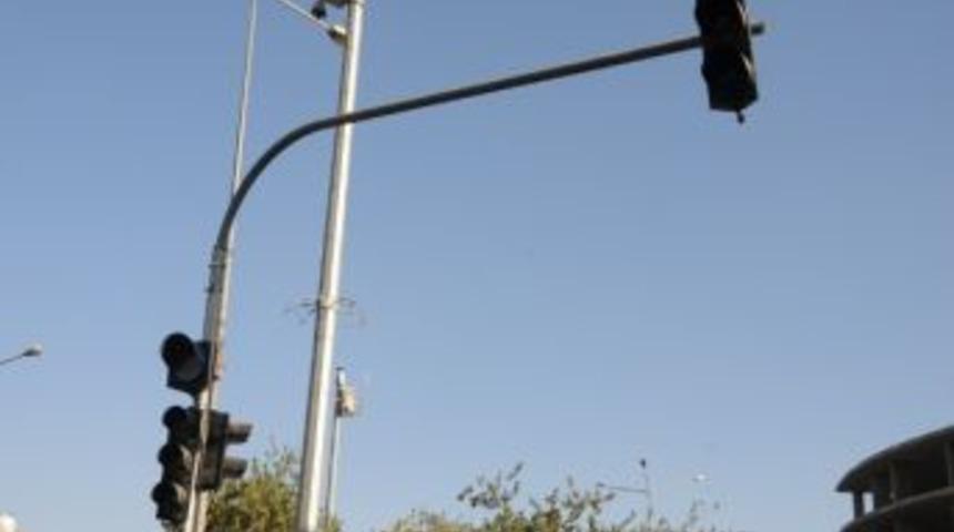 Cizre&rsquo;deki Trafik Işıkları B&uuml;t&uuml;n&uuml;yle Yenilendi