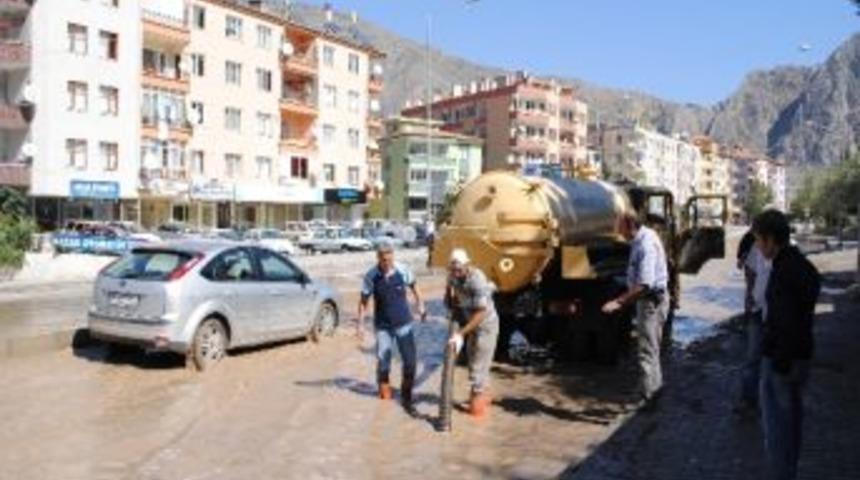 Su Borusu Patlayınca Yol Dereye D&ouml;nd&uuml;