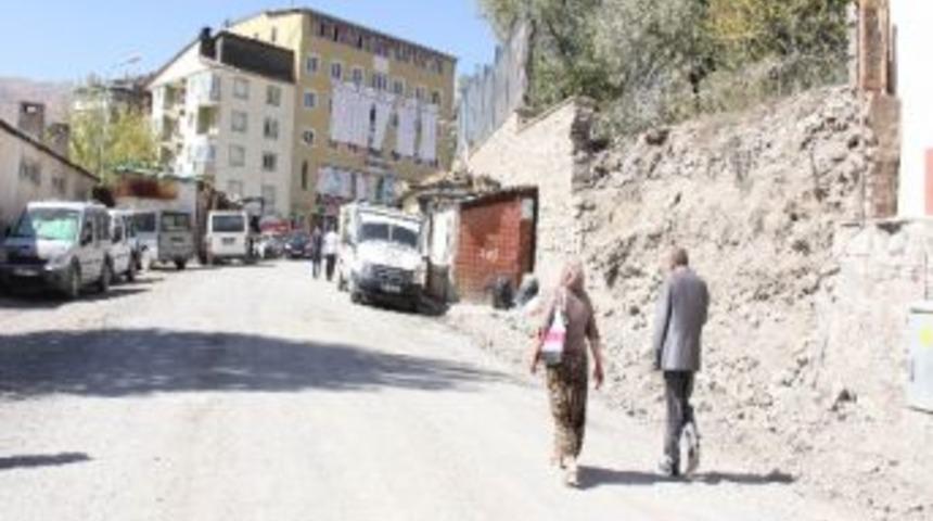 &Ccedil;&ouml;ken İstinat Duvarı Onarılmayı Bekliyor