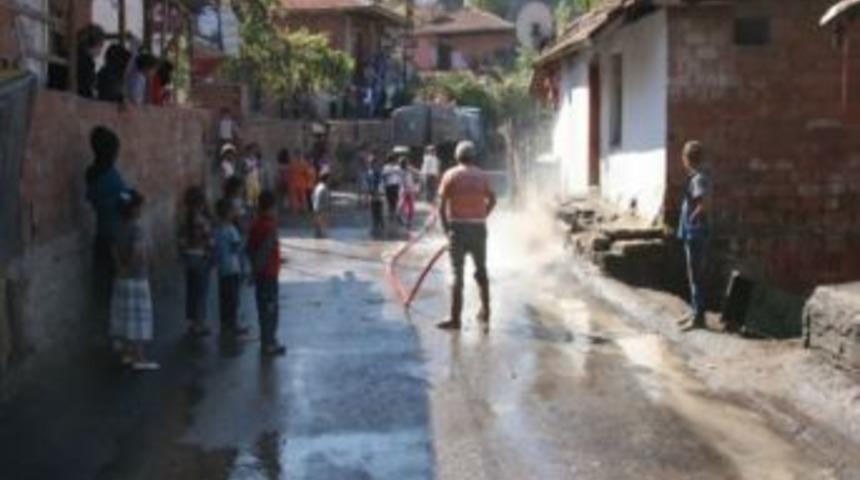 Belediyeden Yol Yıkama Ve İla&ccedil;lama &Ccedil;alışması
