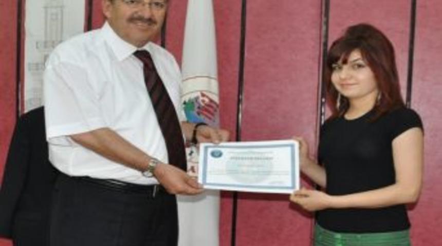 Tiyatro Kul&uuml;b&uuml; &Ouml;ğrencilere Teşekk&uuml;r Belgesi Verildi