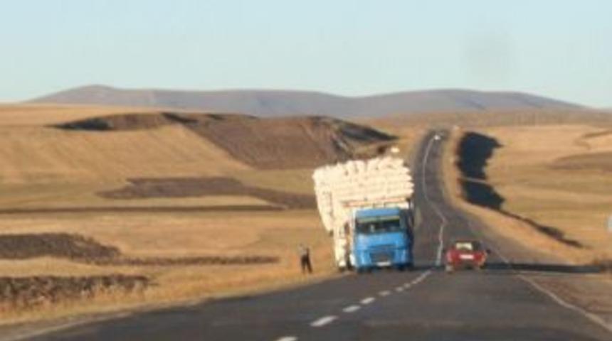 Kars&rsquo;ta Kapasitesinden Fazla Saman Y&uuml;klenen Komyonlar Tehlike Sa&ccedil;ıyor