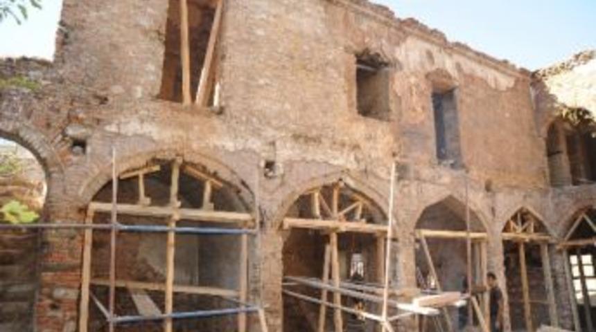 G&uuml;mr&uuml;k&ouml;n&uuml; Hanı&rsquo;nın Restorasyon &Ccedil;alışmaları S&uuml;r&uuml;yor