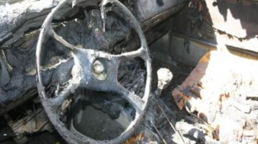 Otomobil Ve Kamyonet Kimliği Belirsiz Kişilerce Kundaklandı