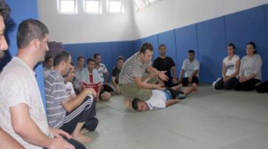 Emniyet M&uuml;d&uuml;r&uuml; Personelini Kendi Eğitiyor