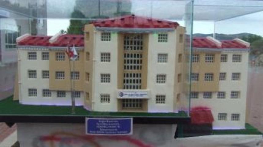 &Ccedil;alıştığı Okulun Maketini Yaptı