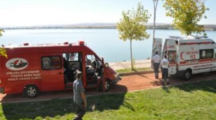 Hareket Halindeki Otob&uuml;sten G&ouml;le Atladı