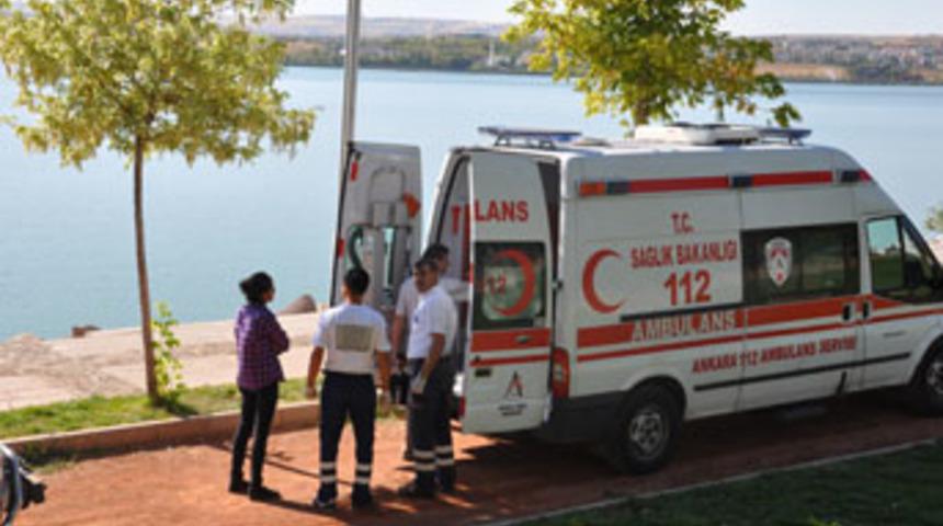 Hareket halindeki otobüsten göle atladı