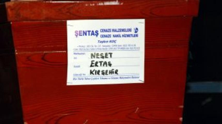 Neşet Ertaş'ın Cenazesi Ankara'ya G&ouml;nderilmek &Uuml;zere Havalimanına Getirildi