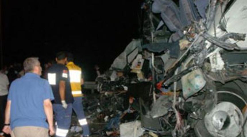 Katliam gibi kaza: 9 &ouml;l&uuml;, 32 yaralı