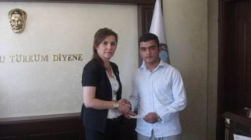 Kaymakam U&ccedil;ar Başarılı &Ouml;ğrencileri &Ouml;d&uuml;llendirdi