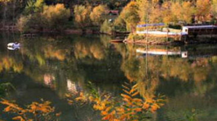 &Ouml;p&uuml;şenlere kızdı, g&ouml;l&uuml; ikiye ayırdı