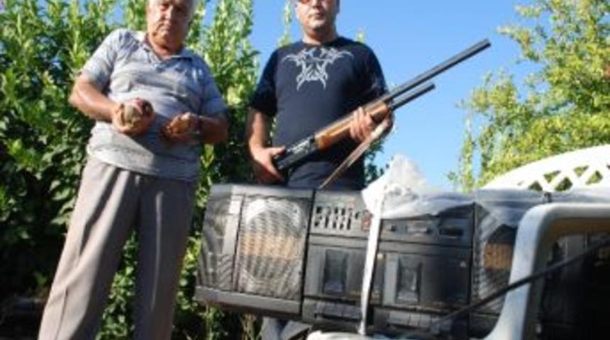 Domuzlar İ&ccedil;in Bah&ccedil;esine M&uuml;zik Sistemi Kurdu