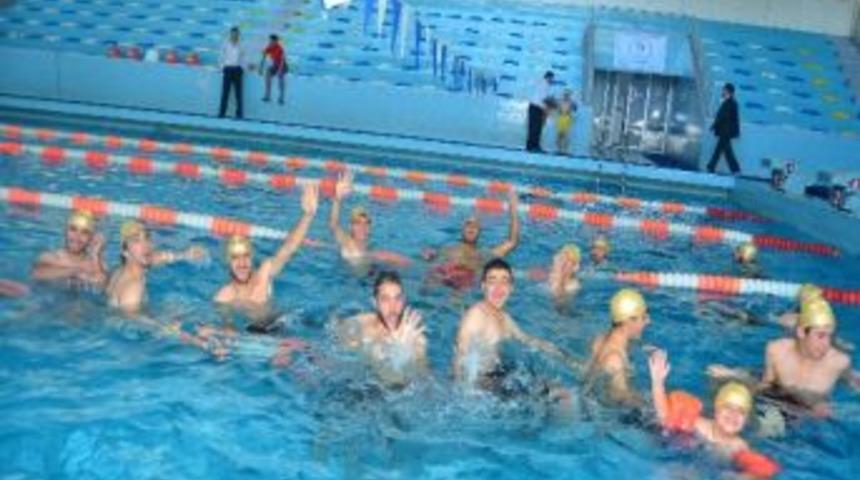 Hokeyciler Havuzda Stres Attı