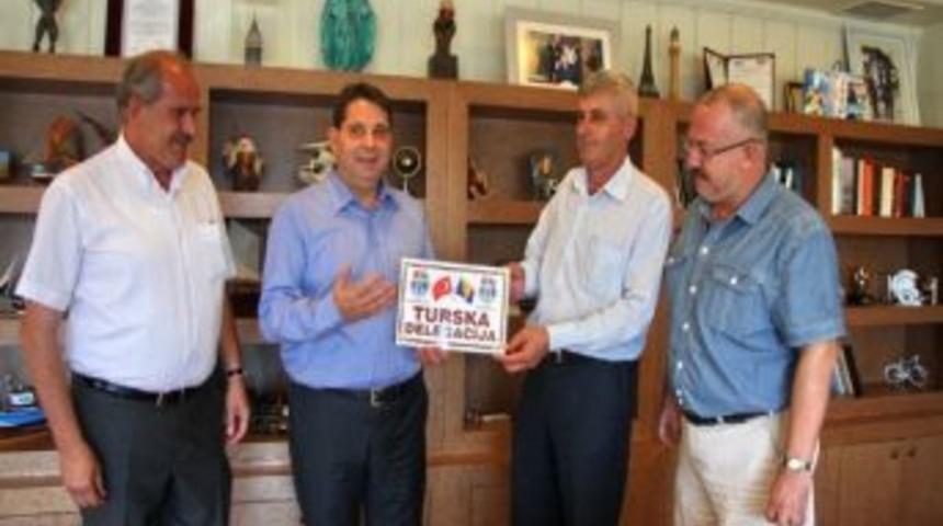 Konak Belediye Başkanı Dr.hakan Tartan'a Rastoder'den Dostluk Rozeti