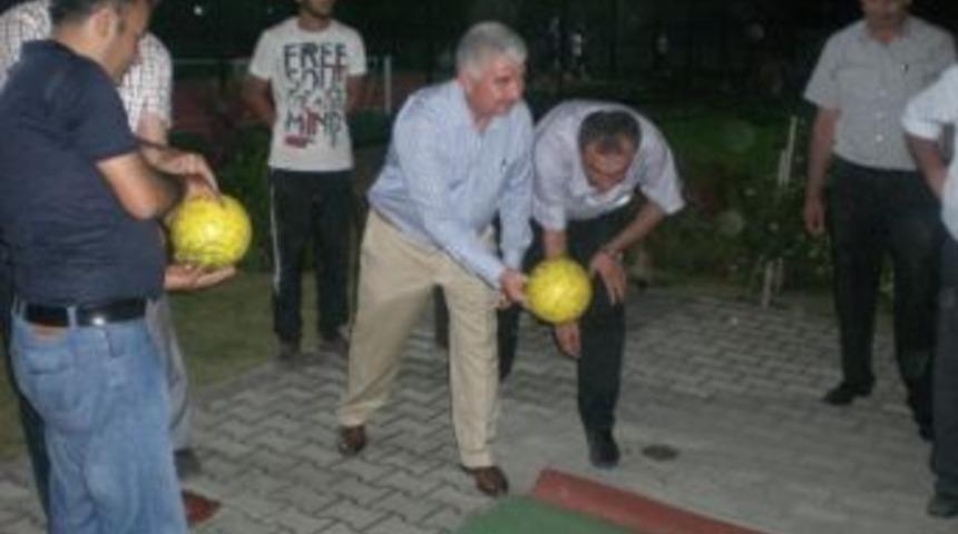 Ak Parti'li T&uuml;rkoğlu Badminton Oynadı