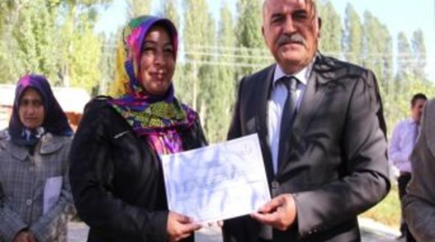 Bayburt&rsquo;ta &ldquo;tohum Ektik &Ccedil;i&ccedil;ek Topladık&rdquo; Projesi Kursiyerleri Sertifikalarını Aldı