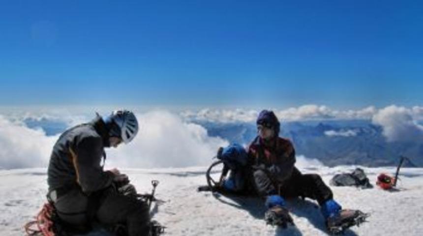 Rizeli Dagcılar G&uuml;rcistan&rsquo;da Bululan 5 Bin 47 Rakımlı Kazbek Dağı&rsquo;na Tırmandı