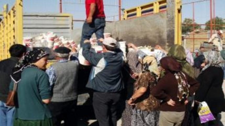 Beylikova'da Bedava Plastik Boya Dağıtımında İzdiham Yaşandı