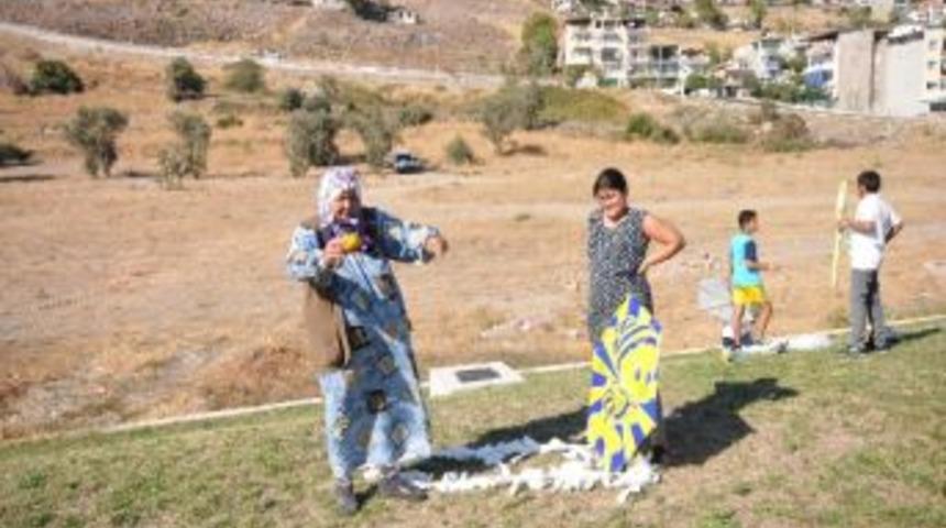 İzmir B&uuml;y&uuml;kşehir Belediye Başkanı Aziz Kocaoğlu'nun Eşi Dr. T&uuml;rkeg&uuml;l Kocaoğlu, &Ccedil;ocuklarla U&ccedil;urtma U&ccedil;urdu