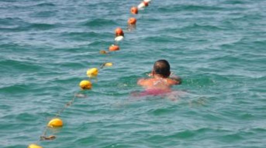 Şerit İhlali Yapan Y&uuml;z&uuml;c&uuml;ler, Tekneleri Zor Durumda Bırakıyor