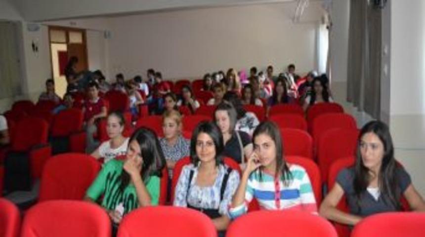 Kula'da Okuyacak &Ouml;ğrencilere Tanıtım Jesti