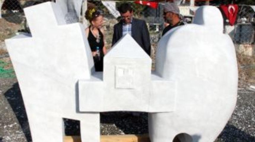 Bergama Heykellerle Süsleniyor