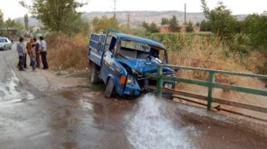 Kamyonet K&ouml;pr&uuml; Bariyerlerine &Ccedil;arptı: 2 Yaralı