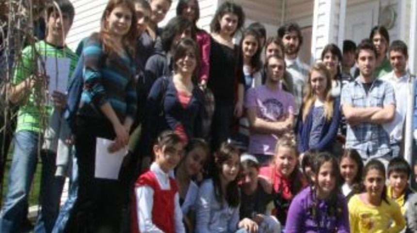 &Uuml;niversiteliler Dershaneye Gidemeyen &Ccedil;ocukların Evinde