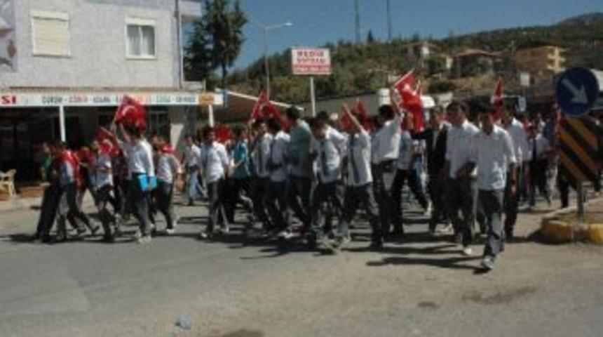 Şehitler İ&ccedil;in Yol Kapattılar