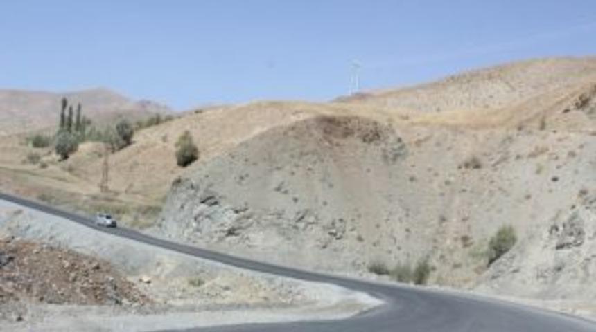 Yeni Yapılan Asfalt Yolun Kazılmasına Tepki