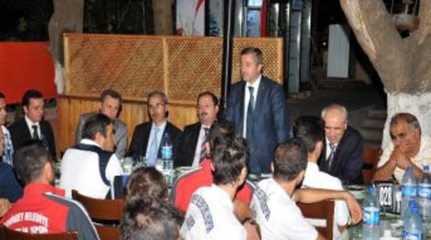 Başkan Tahmazoğlu, Sezon A&ccedil;ılışında Sporcularla Biraraya Geldi
